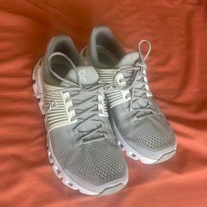 On Running women’s size 8 cloudtec tennis shoes. Worn a handful of times.